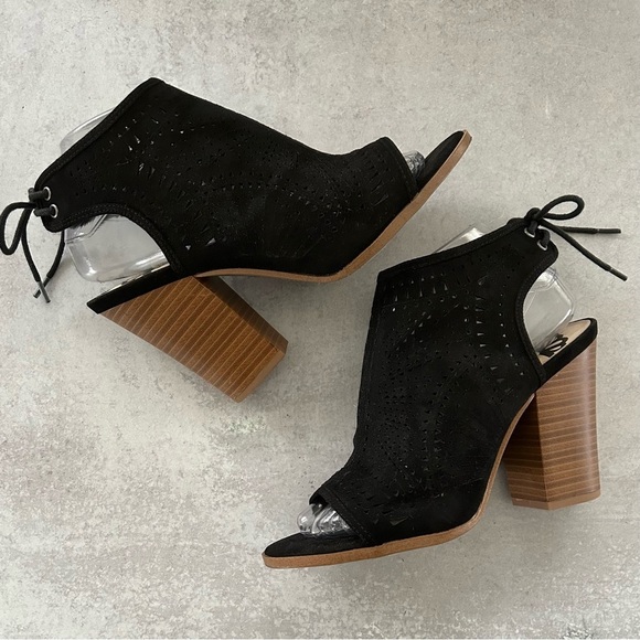 Fergalicious Women's Vorge Peep Toe Tie Back Laser Cut Bootie, Black 8 - Picture 4 of 10